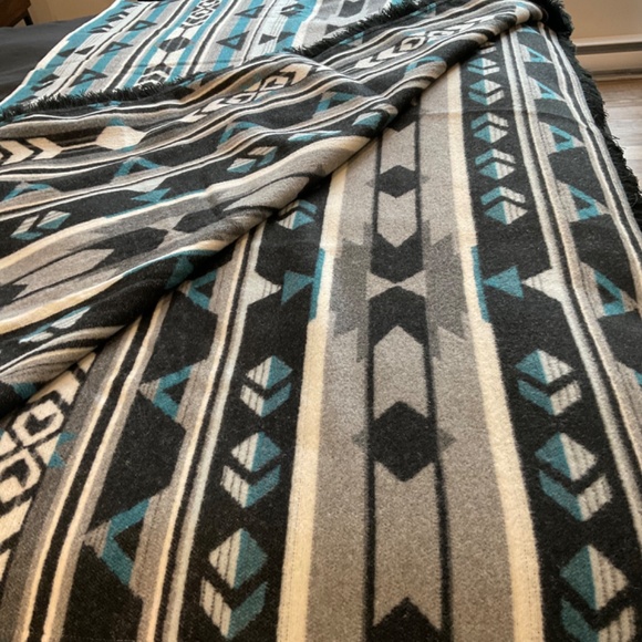 Mini Tipi Storm Reversible Eco-Friendly Blanket - Picture 5 of 7